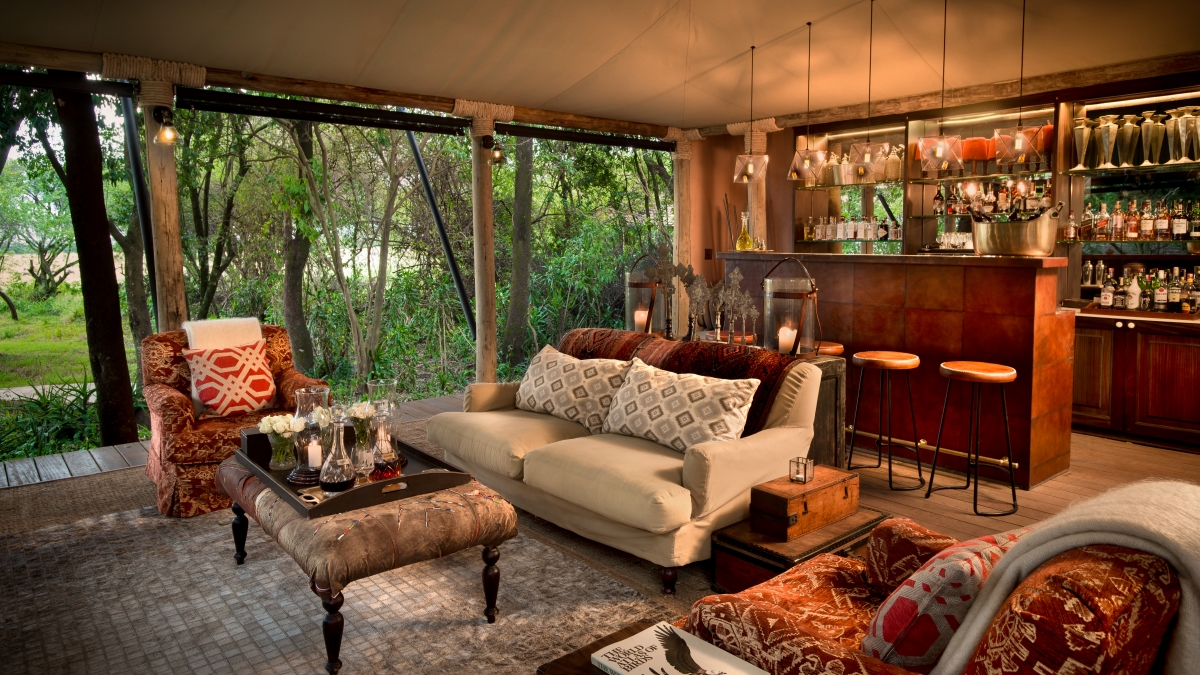 andbeyond-Bateleur-Camp-bar-and-lounge-area Main lounge and bar area