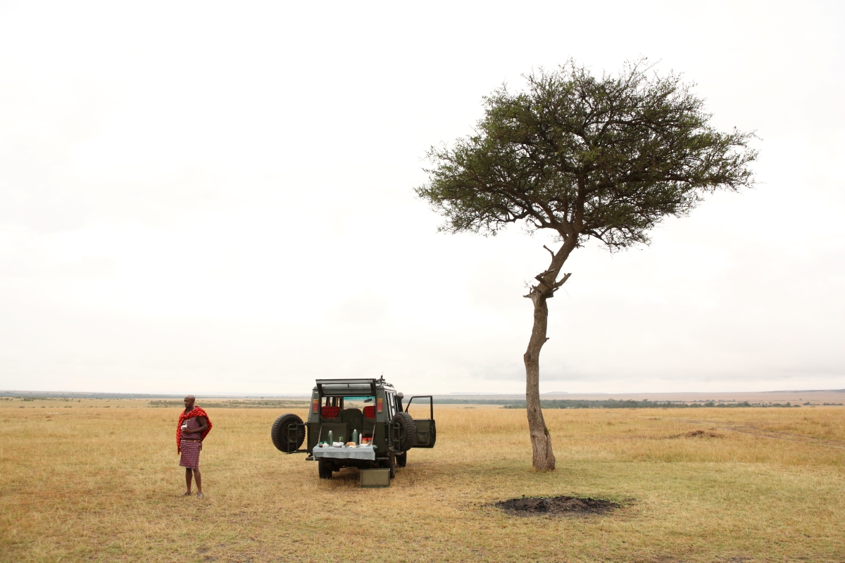 rekero-camp-game-drive-breakfast Maasai guide preparing a bush breakfast on the plains