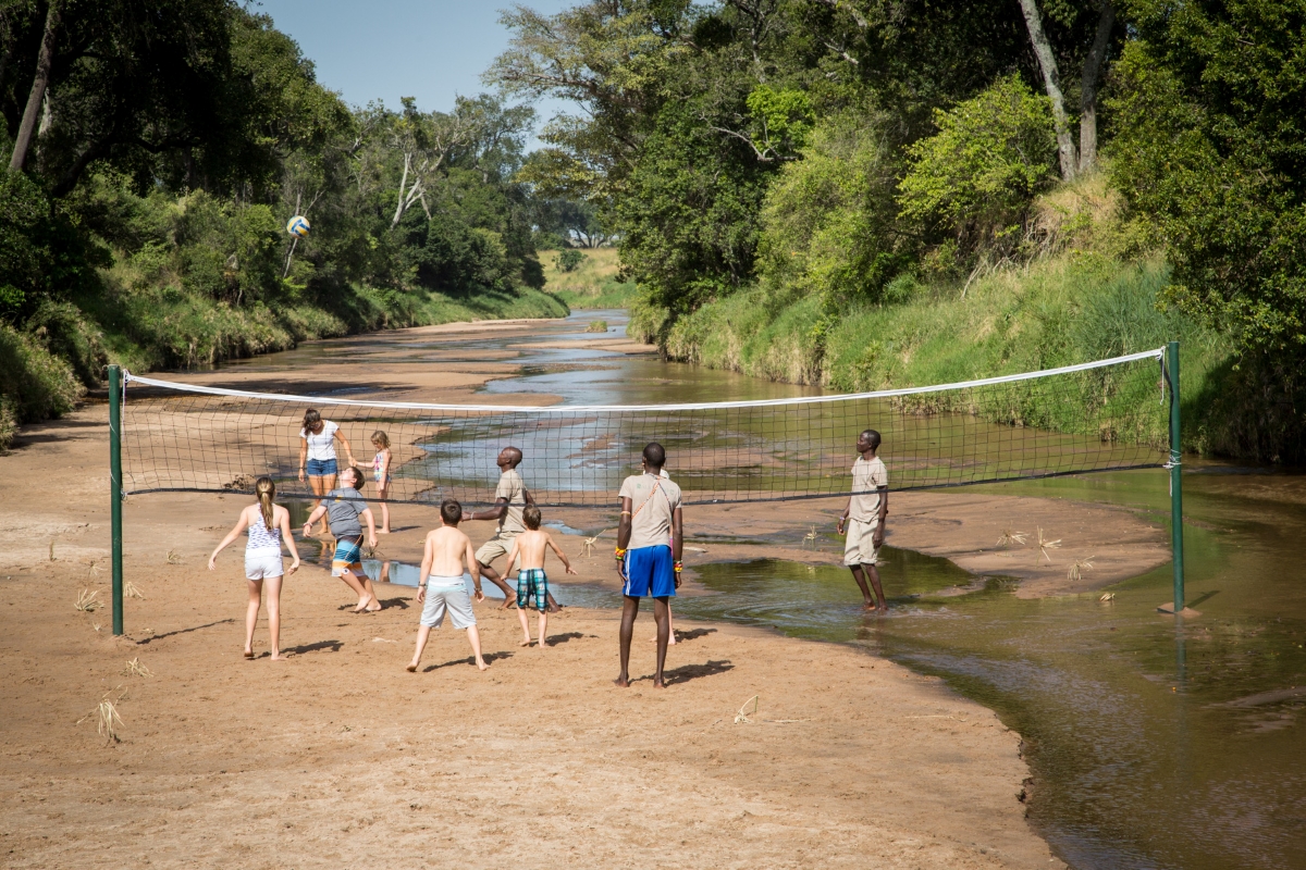 salas-camp-maasai-mara-riverbed-volleyball Children and staff playing riverbed volleyball