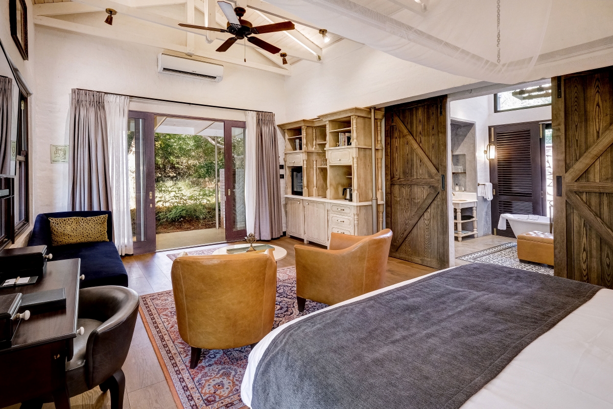 Mbano-Manor-Hotel-room Luxury Suite interior